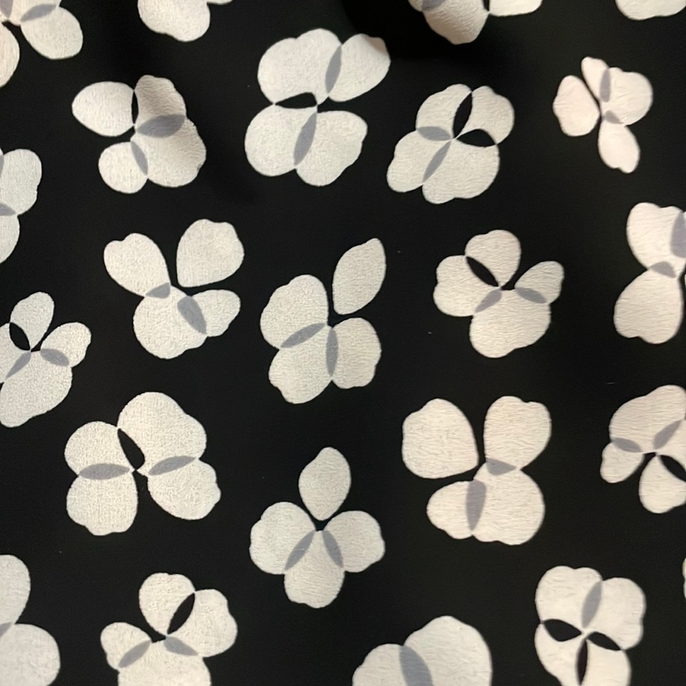 Large Shell Neutral Floral Pattern - image 1